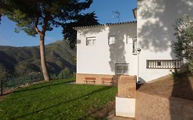 Lagar Del Chorro Junto Caminito Del Rey Piscina Y Baloncesto